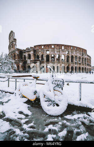 Una bella giornata di neve a Roma, Italia, 26 Febbraio 2018: una vista della bici innevate dietro il Colosseo Foto Stock