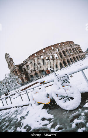 Una bella giornata di neve a Roma, Italia, 26 Febbraio 2018: una vista della bici innevate dietro il Colosseo Foto Stock