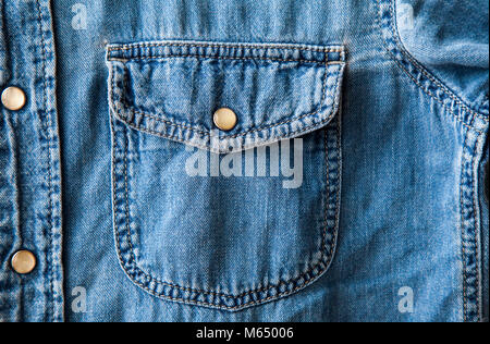 Il denim nella tasca della camicia Foto Stock