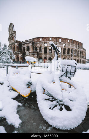 Una bella giornata di neve a Roma, Italia, 26 Febbraio 2018: una vista della bici innevate dietro il Colosseo Foto Stock