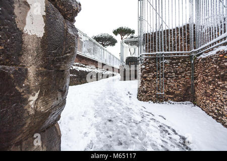 Una bella giornata di neve a Roma, Italia, 26 Febbraio 2018: una bella vista del Colosseo sotto la neve Foto Stock