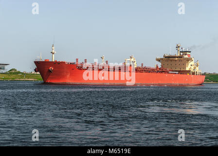 Oil Chemical Tanker attraversando il Canal North-Sea Holland Foto Stock