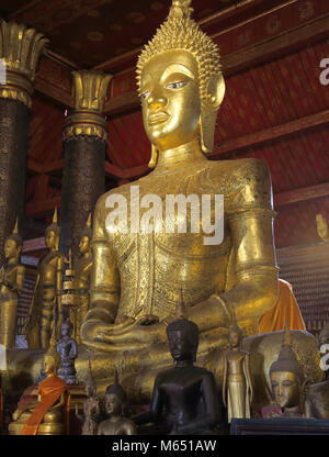 Golden Statue in wat mai tempio in Luang Prabang laos Foto Stock