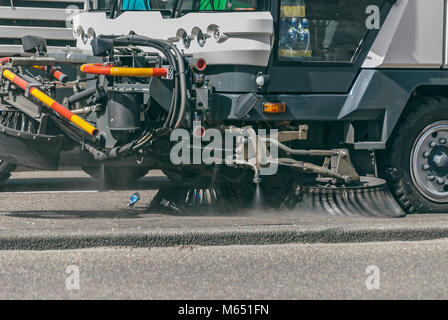 Macchina di pulizia stradale pulizia della strada con acqua Foto Stock