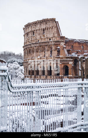 Una bella giornata di neve a Roma, Italia, 26 Febbraio 2018: una bella vista del Colosseo sotto la neve Foto Stock