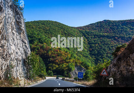 Strada di Montagna in Macedonia. Alta roccia protetti da rete in acciaio. Bel paesaggio con colorate colline coperte di bosco Foto Stock