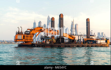 27 Dicembre 2017 - Dubai, UAE. Piattaforma utilizzata per il dragaggio di sabbia, galleggiando intorno alla Marina. Foto Stock