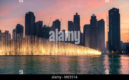 26 Dicembre 2017 - Dubai, UAE. Un accattivante acqua, musica e spettacolo di luci nel centro cittadino di Dubai. Foto Stock