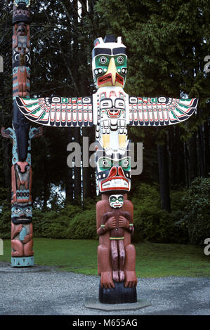 THUNDERBIRD HOUSE POST totem pole BIRD IN ALTO E GRIZZLY HOLDING uomo a fondo il Parco Stanley Vancouver Canada - 186654 LGA001 HARS BC BRITISH COLUMBIA BROCKTON punto Prime Nazioni FOLK ART GRIZZLY Orso grizzly VECCHIO THUNDERBIRD VANCOUVER DIPINTE IN LEGNO Foto Stock