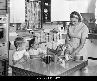 Degli anni Cinquanta, madre di tre figlie in piedi intorno al tavolo della cucina RENDENDO IL PRANZO DI BURRO DI ARACHIDI JELLY SANDWICHES madre versando il latte in vetro - asp x16745 CAM001 HARS capretti bionda amica panini femmine caucasica salubrità HOME VITA spazio copia amicizia a mezza lunghezza LADIES FIGLIE CURA IL BURRO IN interni fratelli sorelle nostalgia convivere 30-35 anni 35-40 anni 7-9 anni casalinga 5-6 anni felicità casalinghe mamme crescita casalinghe gemelli di arachidi piccolo gruppo di persone minorenni MID-adulto metà donna adulta B&W in bianco e nero di etnia caucasica jelly in vecchio stile PBJ Burro di arachidi persone Foto Stock