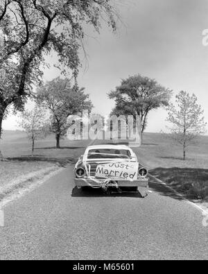 Anni sessanta appena sposato sposa e lo sposo di AUTO IN AUTO - b21017 HAR001 HARS SPIRITUALITÀ FIDUCIA NOSTALGIA DI TRASPORTO convivere 20-25 anni 25-30 anni successo sogni mogli felicità avventura coraggio AUTOS EMOZIONE 18-19 anni direzione opportunità Automobili Veicoli di fuga appena sposato MID-adulto metà uomo adulto a metà donna adulta giovane uomo adulto giovane donna adulta B&W IN BIANCO E NERO la sposa e lo sposo in vecchio stile Foto Stock