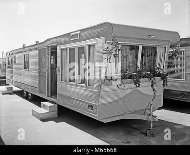 Anni Cinquanta MOBILE HOME NEL PARCO DEL RIMORCHIO - dalla camma007177001 HARS in vecchio stile Foto Stock