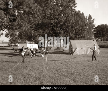 Anni sessanta vacanze famiglia campeggio in tende il fratello la sorella gioca BADMINTON genitori guardano da sdraio - c10316 HAR001 HARS arredamento elegante nostalgico rapporto vecchio tempo occupato fratello sedie OLD FASHION SORELLA FITNESS SANO GIOVANILE IL LAVORO DI SQUADRA BADMINTON CONCORRENZA VACANZA atleta caucasica figli la gioia di stile di vita la soddisfazione di velocità femmine mariti rurale salubrità atletica spazio copia a tutta lunghezza LADIES FIGLIE ISPIRAZIONE ATHLETIC serenità ruvida la fiducia delle famiglie nostalgia convivere 10-12 anni 30-35 anni 35-40 anni 7-9 anni ricreazione CAMPING ampia attività angolo sogni mogli Foto Stock