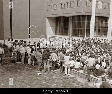 Anni Settanta gruppo giovani studenti del college nella manifestazione di protesta contro la guerra del Vietnam University of Pennsylvania PHILADELPHIA STATI UNITI D'AMERICA - c11005 HAR001 HARS CAMPUS FOLLA COMUNICARE STATI UNITI spazio copia contro l'amicizia a tutta lunghezza ispirazione VIETNAM STATI UNITI D'AMERICA CARING RISCHIO ragazza adolescente ragazzo adolescente fiducia nostalgia convivere libertà storica YOUNGSTER sogni strategia scultura afro-americani coraggio afro-americano di leadership eccitamento PA nero etnia afro-americani direzione americano africano supporto dimostrazione di autorità politica comunicare Foto Stock