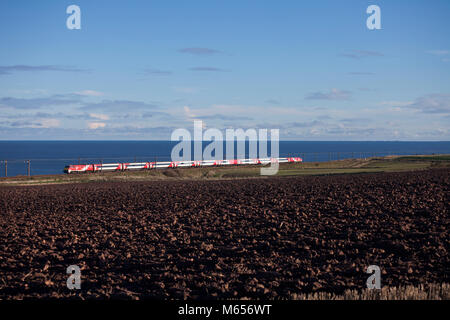 Un Virgin Trains east coast Intercity 225 treno presso il Marshall Meadows, (nord di Berwick upon Tweed con il 1300 Edinburgh - Kings Cross Foto Stock