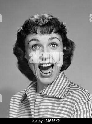 Anni Cinquanta anni sessanta donna bruna sorridente ridere BOCCA APERTA ampia felice divertente faccia guardando la telecamera a strisce che indossa camicetta - g4159 DEB001 HARS STUDIO SHOT cresciuto una sola persona in comunicazione lo spazio copia cresciuti in luoghi chiusi fiducia nostalgia ampia urlare il contatto visivo 25-30 anni 30-35 anni BRUNETTE divertente felicità testa e spalle scoperta emozione camicetta sopracciglia sorprendente comunicare YELL MID-adulto metà donna adulta Persone Adulti B&W BANGS IN BIANCO E NERO di etnia caucasica guardando la fotocamera in vecchio stile Foto Stock