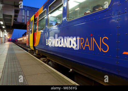 Stagecoach East Midlands treni logo su una classe 153 unica vettura sprinter treno a Derby 153302 lavorando il 1842 Derby - servizio di Crewe Foto Stock