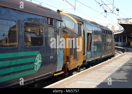 Classe 37 locomotiva diesel-elettriche numero 37 401 denominato la Regina Maria di Scozia in British Rail blu logo grande livrea in corrispondenza della parte posteriore della ecs lavorando a Carnforth Foto Stock