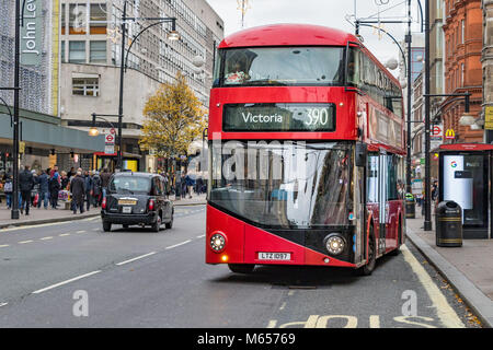 Un autobus n. 390 per Victoria, che si allontana da una fermata di autobus sulla Oxford St, Londra, Regno Unito di Londra Foto Stock