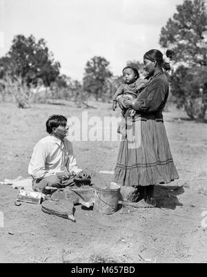 1930 nativo americano Indiano Navajo uomo ARGENTIERE CON LA MOGLIE DONNA E BAMBINO BAMBINO - MI1134 HAR001 HARS madri vecchio tempo vecchia moda 1 capretti giovani adulti neonati tecnologia figli femmine dello stile di vita rurale sposato coniuge mariti HOME VITA spazio copia le figlie degli indiani navajo artista AMERICANA FAMIGLIE NOSTALGIA PADRI NORD AMERICA convivere 20-25 anni 25-30 anni NORTH AMERICAN mogli mamme e papà Native American piccolo gruppo di persone 1-6 MESI BABE IN ARMI ARTIGIANO NOVELLAME MASCHI GIOVANI uomo adulto giovane donna adulta B&W BAMBINA IN BIANCO E NERO il gioielliere indigeni occupazioni di vecchio stile Foto Stock