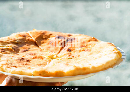 Khychin caucasica torta di pane con formaggio vicino Foto Stock