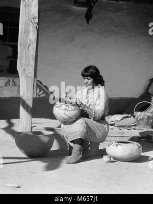 1930s Native American donna indiana la decorazione ceramica COCHITI PUEBLO NEL NUOVO MESSICO USA - MI1492 HAR001 HARS MID-adulto metà donna adulta nativi americani Messico Nuovo B&W BIANCO E NERO occupazioni indigeni in vecchio stile persone POTTER a sudovest Foto Stock