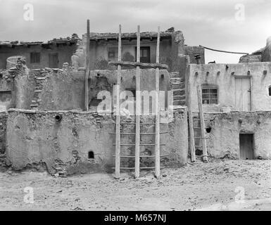 1930s KIVA SCALETTA E ADOBE EDILIZIA ARCHITETTURA ACOMA PUEBLO NEL NUOVO MESSICO USA - MI1672 HAR001 HARS in vecchio stile Foto Stock