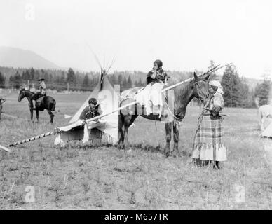 1920s nativo americano famiglia SIOUX donna madre figli da TEPEE ragazza figlia a cavallo - i82 HAR001 HARS spazio copia a tutta lunghezza LADIES figlie indiani Sioux animali fratelli sorelle trasporto nostalgia convivere 10-12 anni 30-35 anni 35-40 anni 7-9 anni poli 5-6 anni a cavallo di due animali mamme tende Tepee progressi i gemelli TEPEE COOPERAZIONE NATIVE AMERICAN piccolo gruppo di persone minorenni MID-adulto metà donna adulta nativi americani B&W in bianco e nero in vecchio stile persone Foto Stock