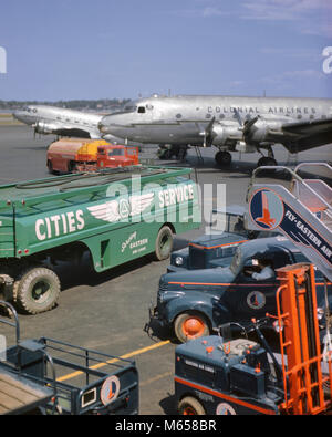 Anni Cinquanta compagnie coloniale aereo su asfalto CON CARRELLI ELEVATORI A BENZINA IN PRIMO PIANO L'aeroporto La Guardia di New York STATI UNITI D'AMERICA - ka9171 CPC001 HARS PASQUA IN PRIMO PIANO LE COMPAGNIE AEREE AUTOSCALE LAGUARDIA BAGAGLI comunale del veicolo in vecchio stile di veicoli di servizio Foto Stock