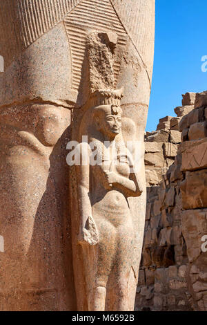 Statua di Ramses II con la moglie Nefertari a Luxor Foto Stock