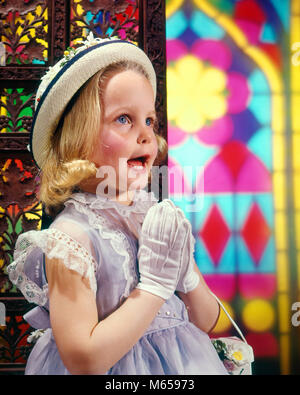 Anni Cinquanta anni sessanta bambina cantando e pregando in chiesa da finestre di vetro macchiate - kc1496 HAR001 HARS STUDIO SHOT PREGHIERA UNA SOLA PERSONA a metà lunghezza interni cristiana NOSTALGIA COFANO WINDOWS 3-4 anni stili religiosi pregare ricreazione inno mode chiese fede novellame vetro macchiato di credenza etnia caucasica DEVOUTE VECCHIO ORGANZA Foto Stock