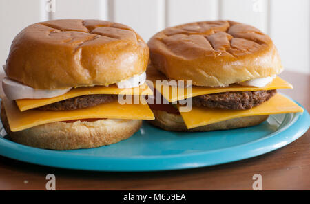 Una coppia di veggie cheeseburger sulle ciambelle dolci Foto Stock