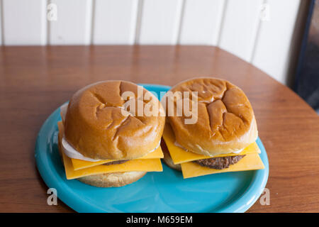 Una coppia di veggie cheeseburger sulle ciambelle dolci Foto Stock