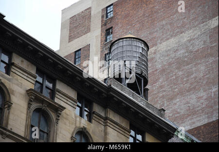 Il vecchio serbatoio di accumulo dell'acqua sulla cima di un edificio nella città di New York, 24 Febbraio 2018 Foto Stock