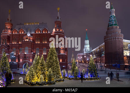 Mosca, Russia - 29 Gennaio 2018: alberi di Natale presso la Manezhnaya Square vicino al Museo Storico e la Piazza Rossa, Vista notte. Foto Stock