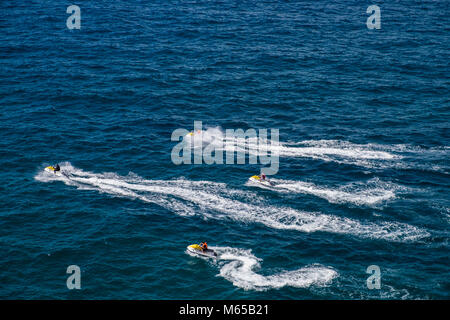 Jet skis nelle acque blu lungo la Costa Costa Adeje, Tenerife, Isole Canarie, Spagna Foto Stock