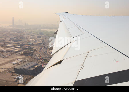 L'ala di un Emirates Boeing 777 battenti sopra Dubai dopo il decollo, Emirati Arabi Uniti. Foto Stock