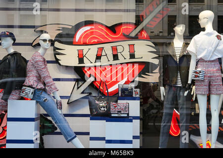 West End negozi pronti per il giorno di San Valentino con "l'amore" nella finestra di visualizzazione del tema. Viste generali di Debenhams, Ernest Jones e orologi Swatch window display. Dotato di: Vista Dove: Londra, Regno Unito quando: 28 Gen 2018 Credit: WENN.com Foto Stock