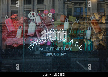 West End negozi pronti per il giorno di San Valentino con "l'amore" nella finestra di visualizzazione del tema. Viste generali di Debenhams, Ernest Jones e orologi Swatch window display. Dotato di: Vista Dove: Londra, Regno Unito quando: 28 Gen 2018 Credit: WENN.com Foto Stock