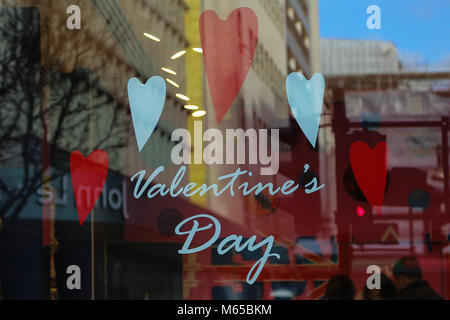 West End negozi pronti per il giorno di San Valentino con "l'amore" nella finestra di visualizzazione del tema. Viste generali di Debenhams, Ernest Jones e orologi Swatch window display. Dotato di: Vista Dove: Londra, Regno Unito quando: 28 Gen 2018 Credit: WENN.com Foto Stock