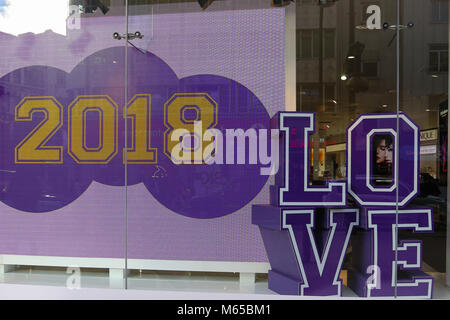 West End negozi pronti per il giorno di San Valentino con "l'amore" nella finestra di visualizzazione del tema. Viste generali di Debenhams, Ernest Jones e orologi Swatch window display. Dotato di: Vista Dove: Londra, Regno Unito quando: 28 Gen 2018 Credit: WENN.com Foto Stock