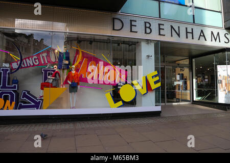 West End negozi pronti per il giorno di San Valentino con "l'amore" nella finestra di visualizzazione del tema. Viste generali di Debenhams, Ernest Jones e orologi Swatch window display. Dotato di: Vista Dove: Londra, Regno Unito quando: 28 Gen 2018 Credit: WENN.com Foto Stock