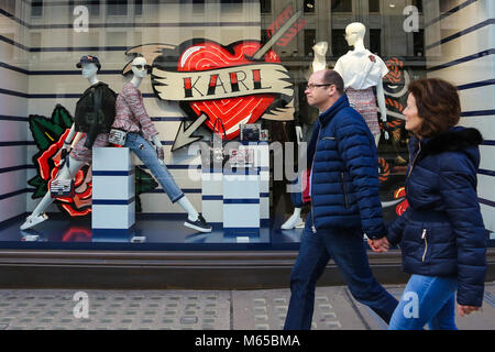 West End negozi pronti per il giorno di San Valentino con "l'amore" nella finestra di visualizzazione del tema. Viste generali di Debenhams, Ernest Jones e orologi Swatch window display. Dotato di: Vista Dove: Londra, Regno Unito quando: 28 Gen 2018 Credit: WENN.com Foto Stock