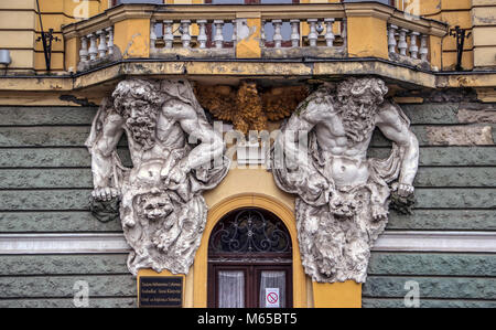 SUBOTICA, Vojvodina, SERBIA: Due Atlas figure di supporto del balcone sulla parete anteriore della biblioteca della città Foto Stock