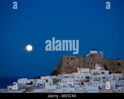 Chora di Astypalea in blu ora e il Full Moon Rising dall'orizzonte Foto Stock