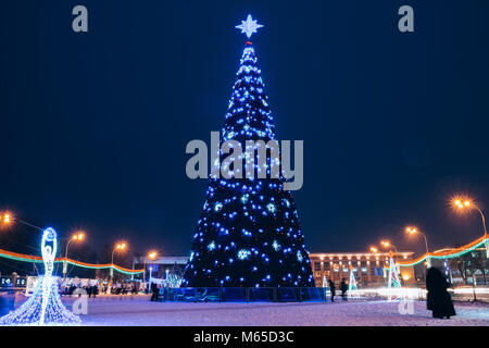 Quadrato con decorazioni nel nuovo anno con un albero di Natale nel centro Foto Stock