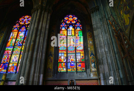 Retro-illuminato pittorica le finestre di vetro macchiate dall'interno chiesa a Vienna. Foto Stock