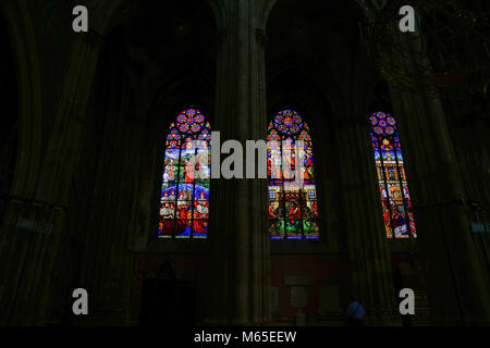 VIENNA, Austria - 2 settembre 2017; retro-illuminato pittorica le finestre di vetro macchiate da dentro la chiesa su sfondo scuro Foto Stock