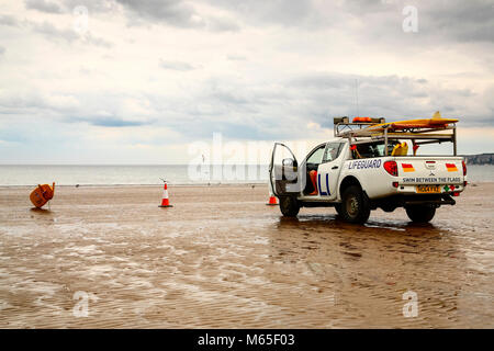 Bagnino di turno a Filey bay yorkshire Foto Stock