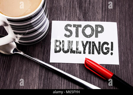 Conceptual la scrittura a mano didascalia di testo mostra arrestare il bullismo. Il concetto di business per la prevenzione problema Bully scritto su una nota adesiva carta su legno di legno Foto Stock